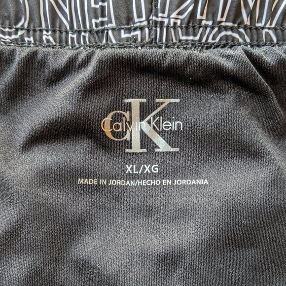 Calvin Klein running shorts with liner, pockets and interior drawstring - Picture 6 of 8